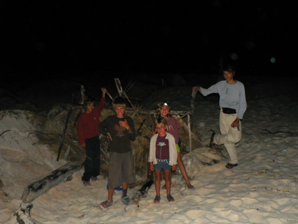 40- Les enfants construisent une cabane en attendant les tortues 